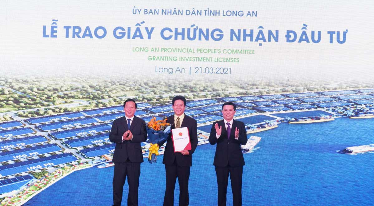 Lanh dao tinh Long An trao chung nhan dau tu cho nha dau tu 1 - KHU CÔNG NGHIỆP CẦU CẢNG PHƯỚC ĐÔNG