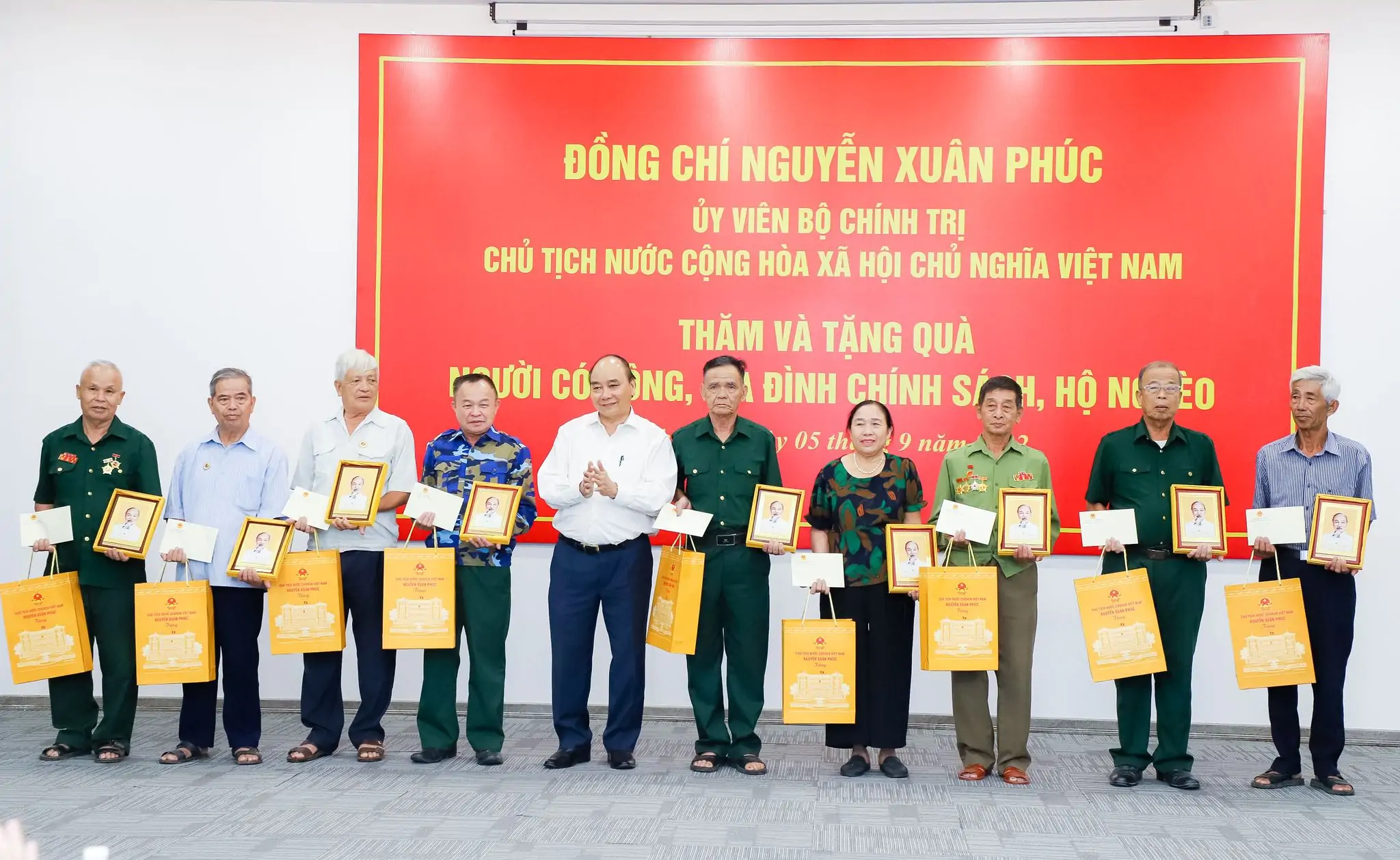 chu-tich-nuoc-tang-qua-gia-dinh-chinh-sach Chủ tịch nước Nguyễn Xuân Phúc thăm Khu công nghiệp VSIP Nghệ An